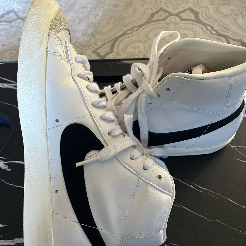 NIKE WOMEN’S BLAZER MID 77 HIGH TOP SNEAKERS SIZE 8
